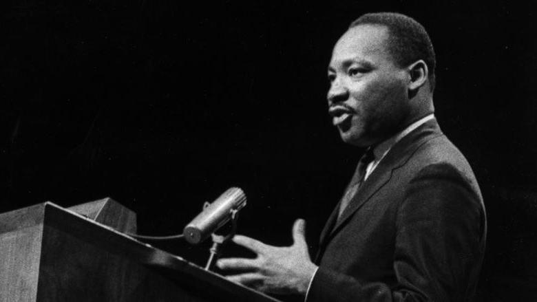 马丁·路德·金在讲台上演讲的黑白照片